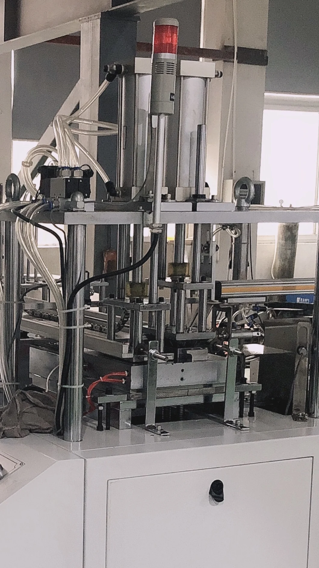 เครื่องทำถุงกระดาษนิวเมติกประสิทธิภาพสูง #20-35m/min (ขึ้นอยู่กับลักษณะของกล่องกระดาษ) ความเร็วในการผลิต 1