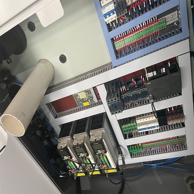 HJ-C1600-III เครื่องตัด Rewinder อัตโนมัติเต็มรูปแบบพร้อม Servo PET BOPP ไม่ทอสามตัว