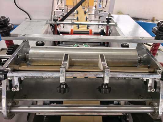 เครื่องทำถุงกระดาษพิมพ์เฟล็กโซ CMYK แหล่งจ่ายไฟ 50Hz 60Hz กำลังไฟรวม 15 KW เหมาะสำหรับบรรจุภัณฑ์ขนาดใหญ่